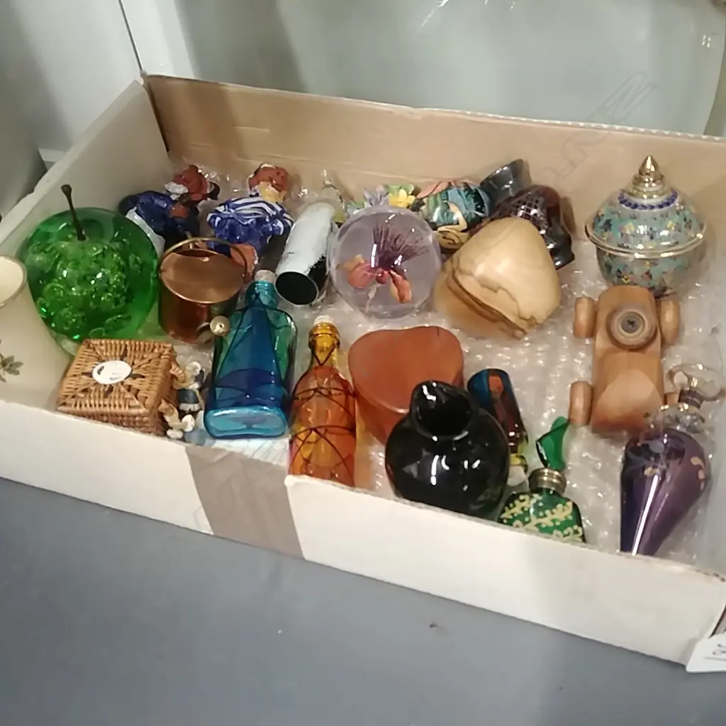 TRAY OF COLLECTABLES Image 1++