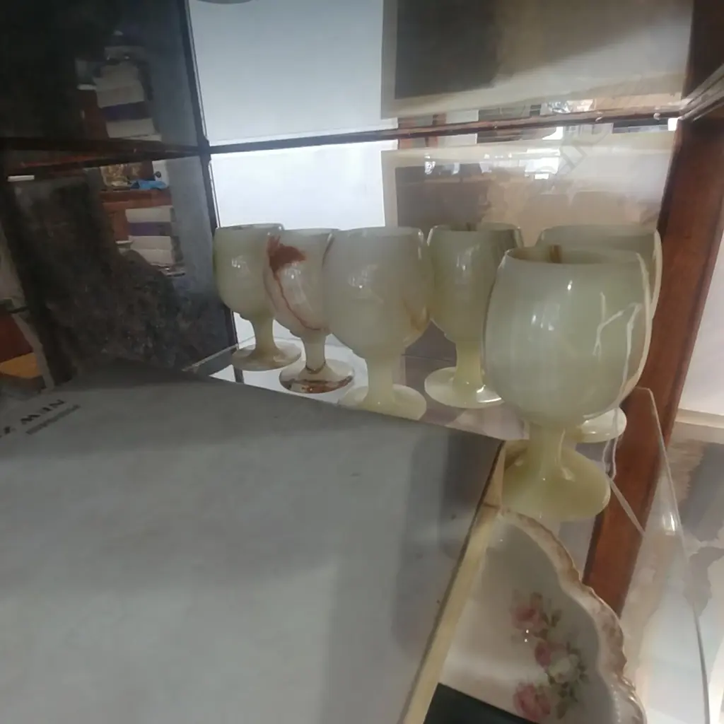 6 ONYX WINE GLASSES Image 1++