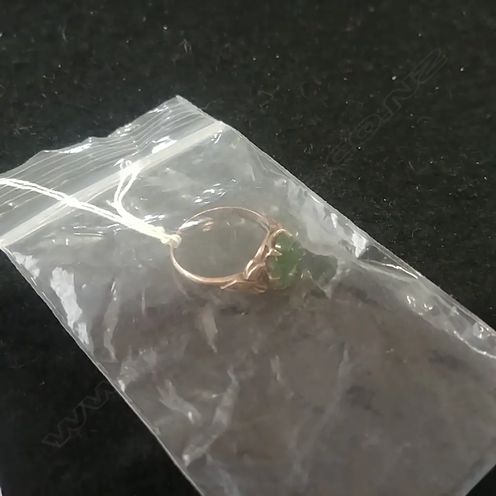 9CT GOLD & GREENSTONE RING Image 1++