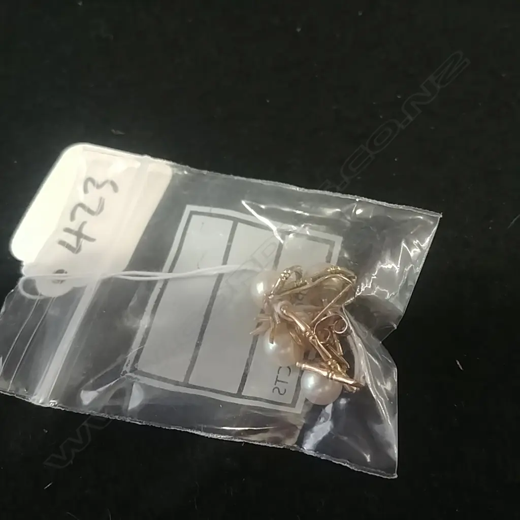 PAIR GOLD PLATED PEARL EARRINGS Image 1++