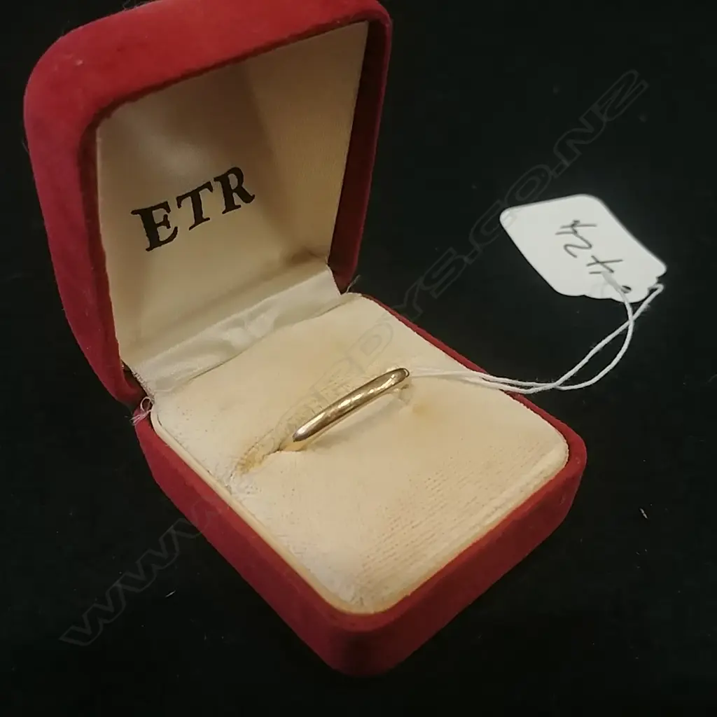 18CT GOLD WEDDER 3.71gm Image 1++