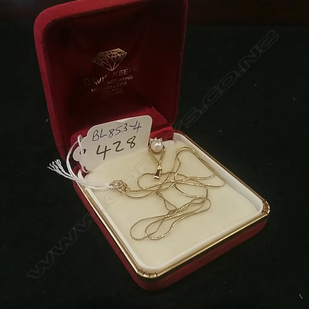 9CT GOLD PEARL,DIAMOND PENDANT ON CHAIN Image 1++