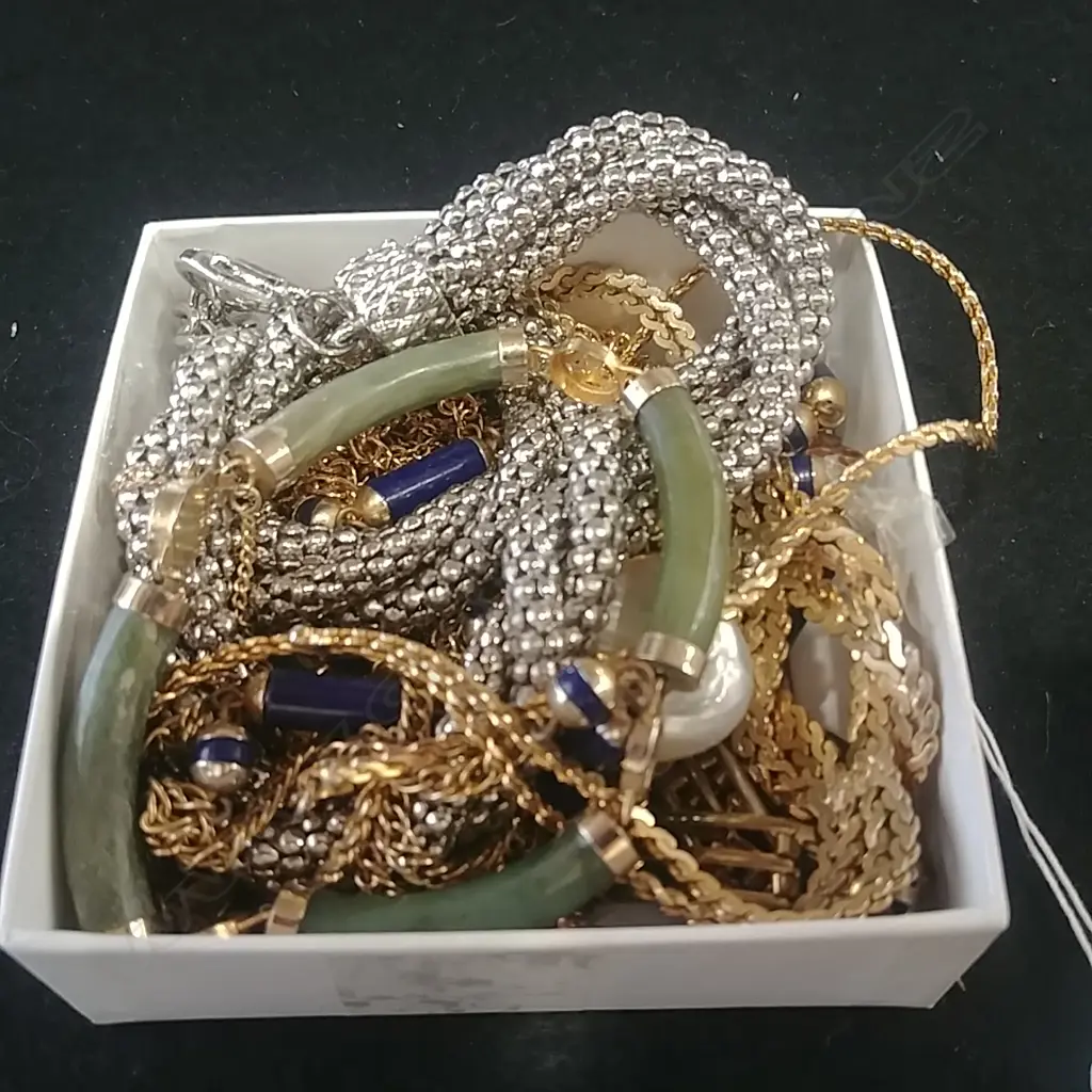 ASSORTED COSTUME JEWELLERY Image 1++