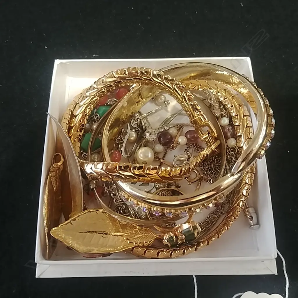 ASSORTED COSTUME JEWELLERY Image 1++