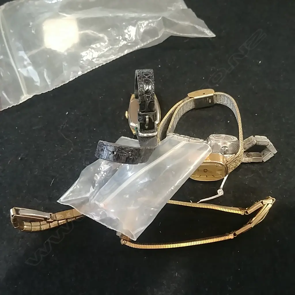 BAG OF WOMEN'S WATCHES Image 1++