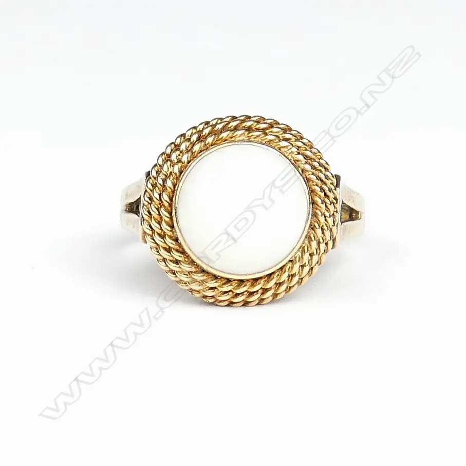 A retro 14ct. yellow gold and opal dress ring Image 1++
