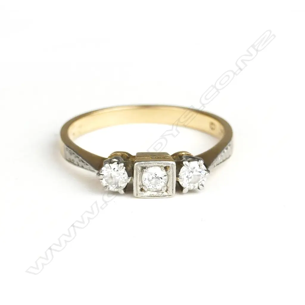 A c.1920 18ct. yellow gold and diamond ring Image 1++