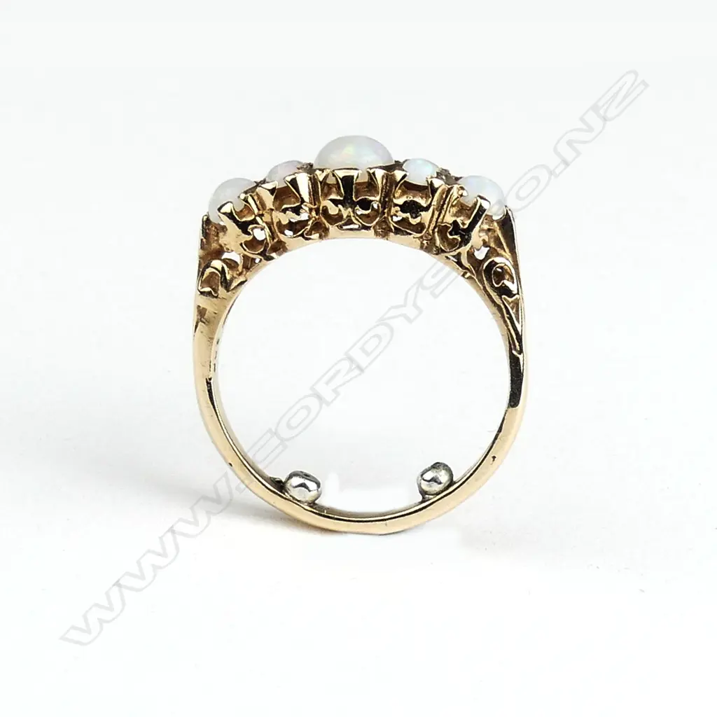 A 9ct gold and opal ring Image 1++