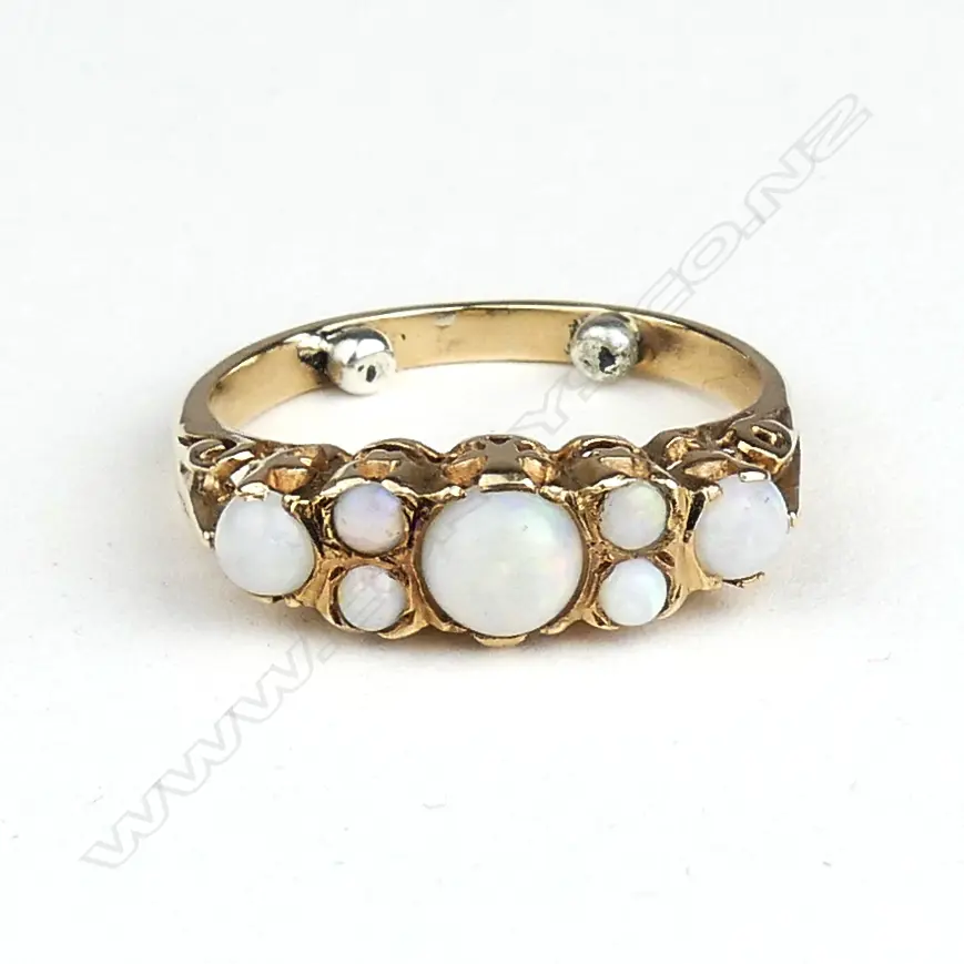 A 9ct gold and opal ring Image 1++