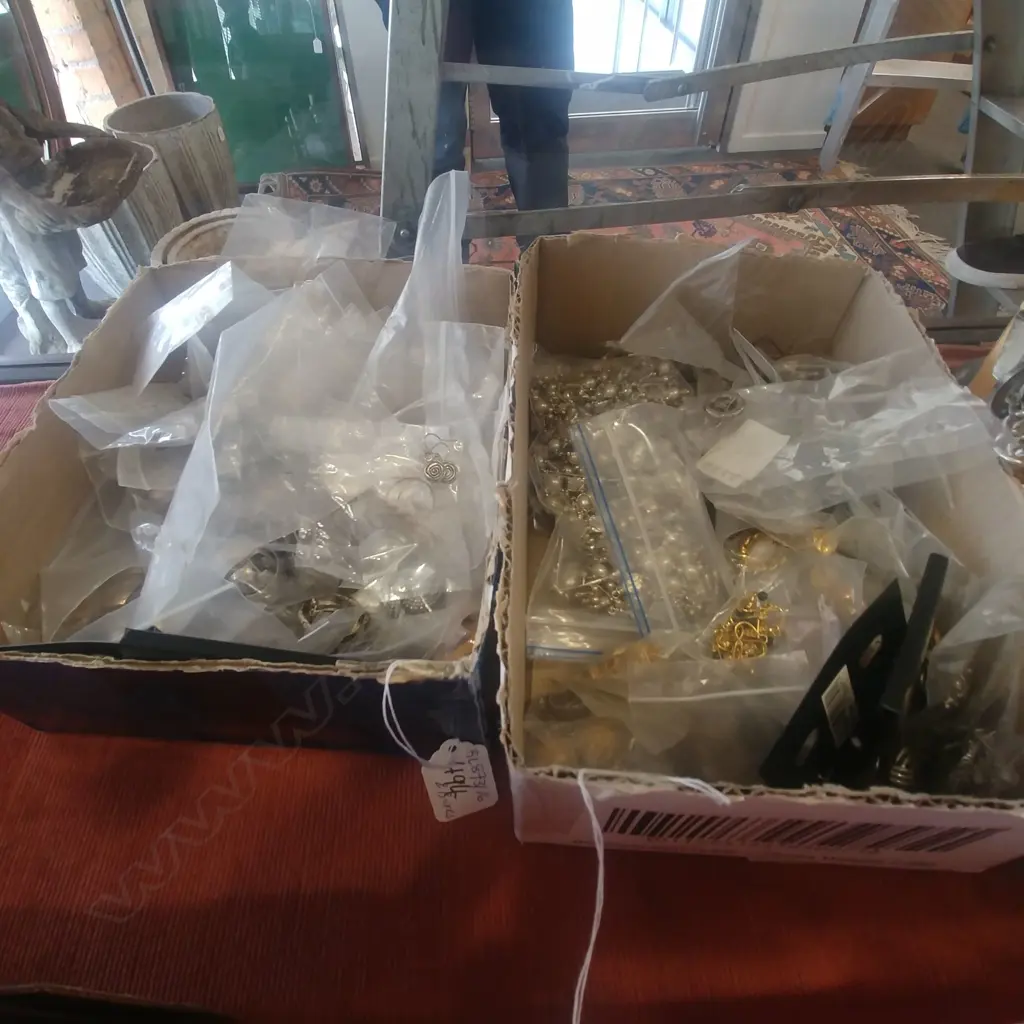 2 BOXES EARRING Image 1++