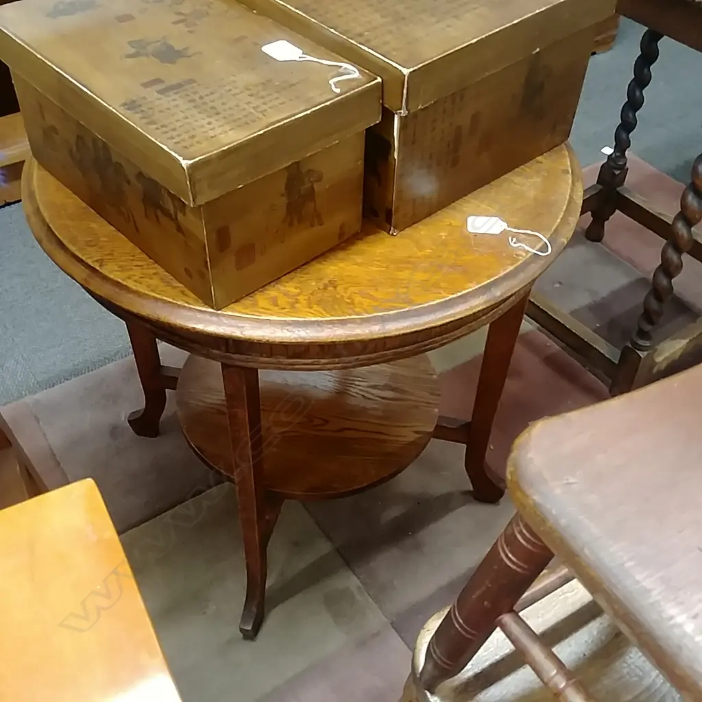 SMALL OAK OCCASIONAL TABLE Image 1++