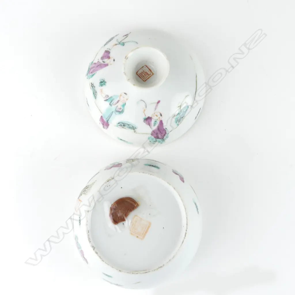 An old Chinese famille rose porcelain lidded bowl Image 1++
