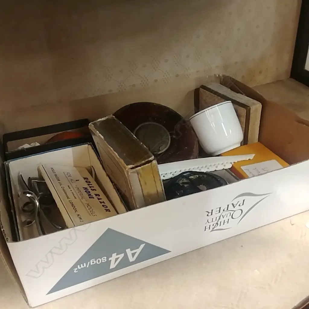 SMALL BOX OF COLLECTABLES Image 1++