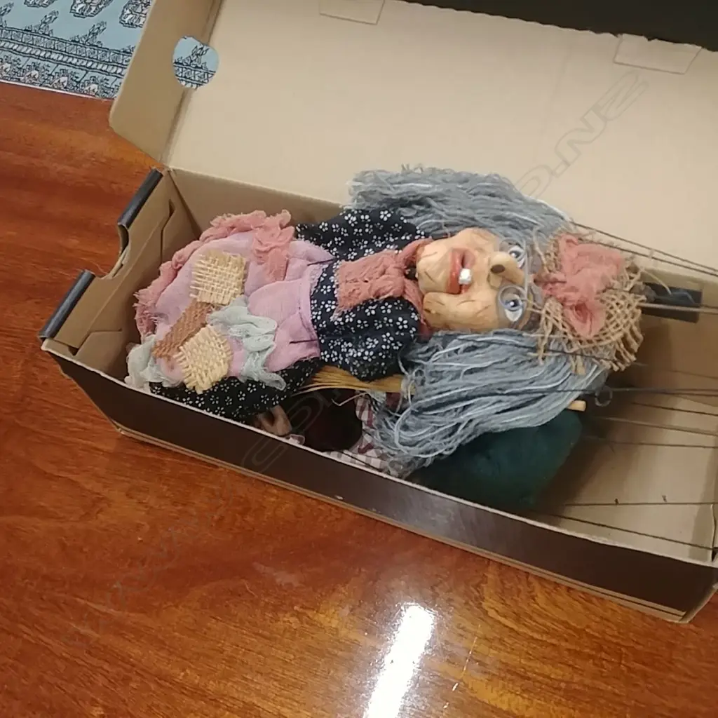 2 HAND PUPPETS Image 1++