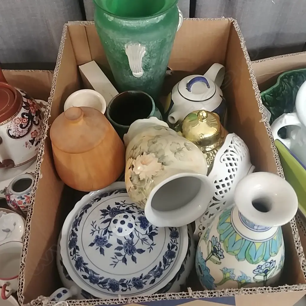 BOX LOT VASES ETC Image 1++