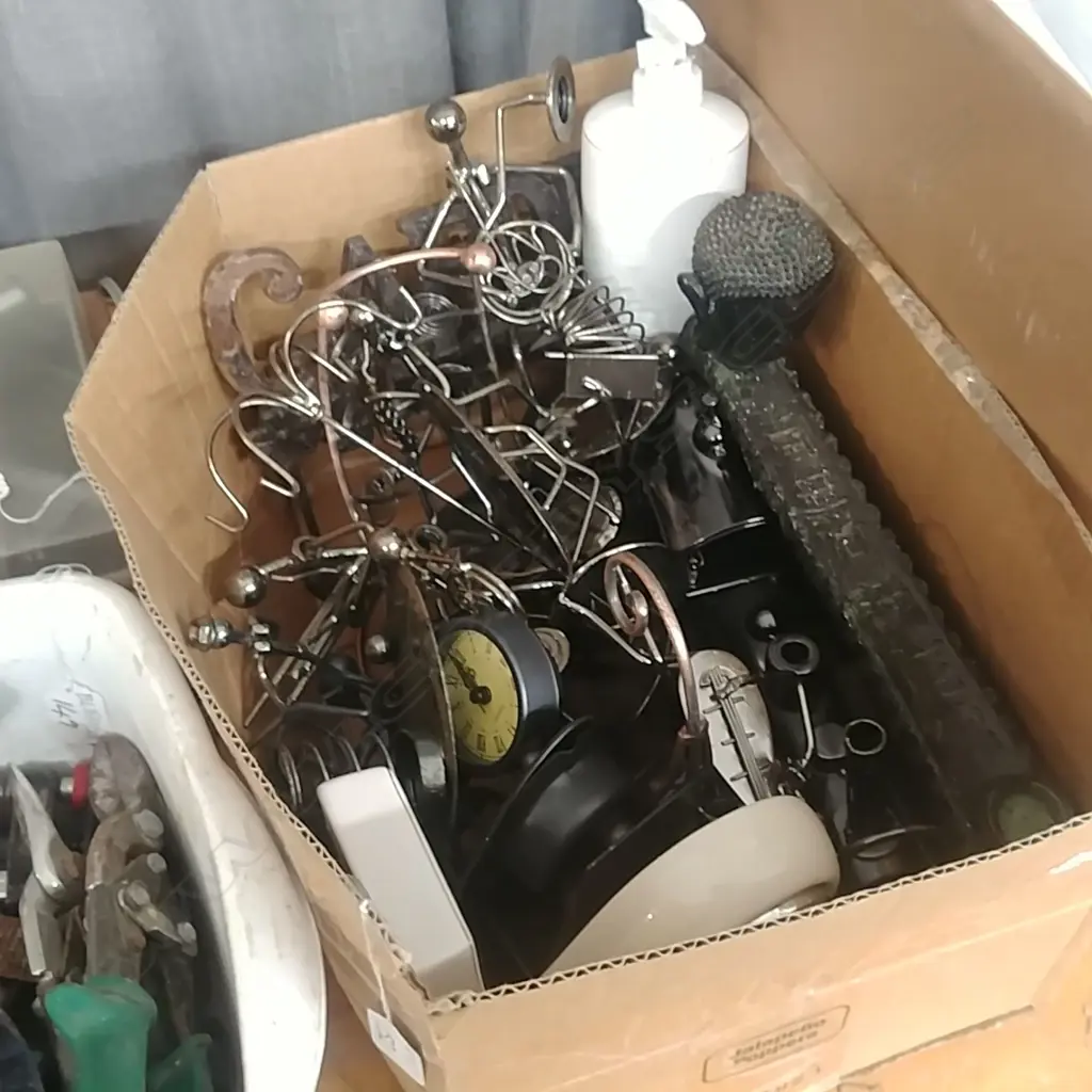 BOX OF METALWORK ORNS/TRAIN ETC Image 1++