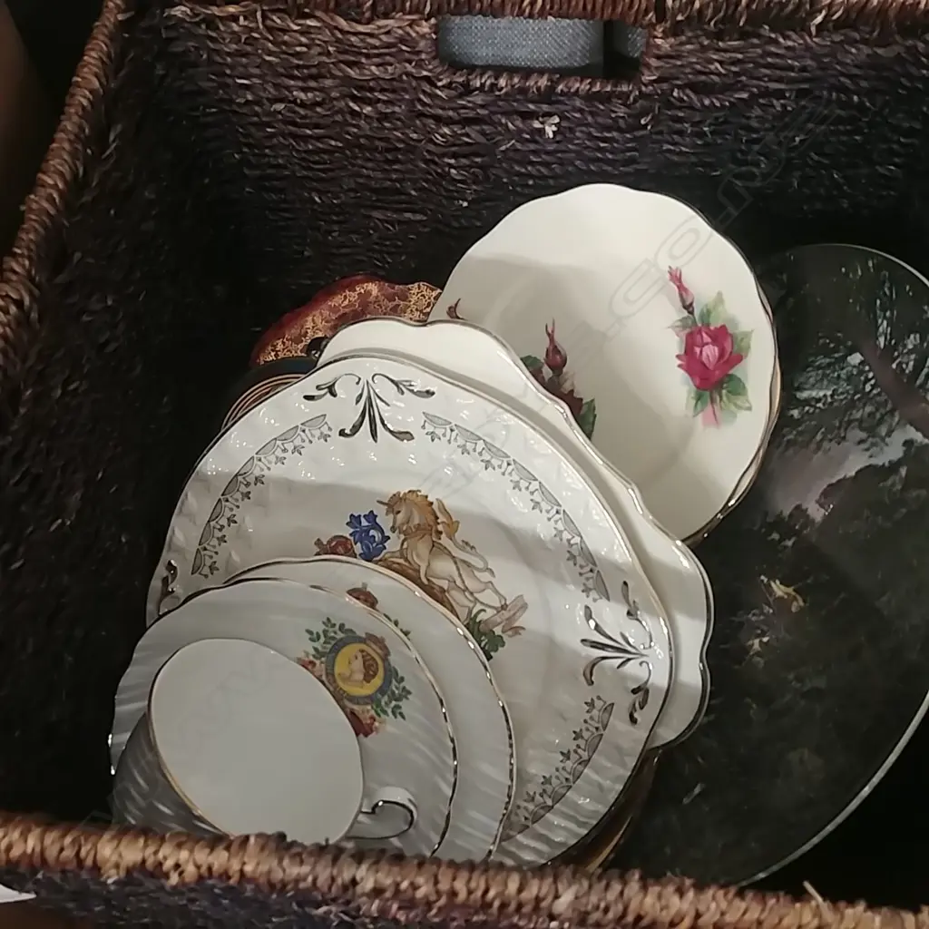 LOT ASS CAKE PLATES/DOULTON/ ROYAL CHINA+MUSIC BOX Image 1++