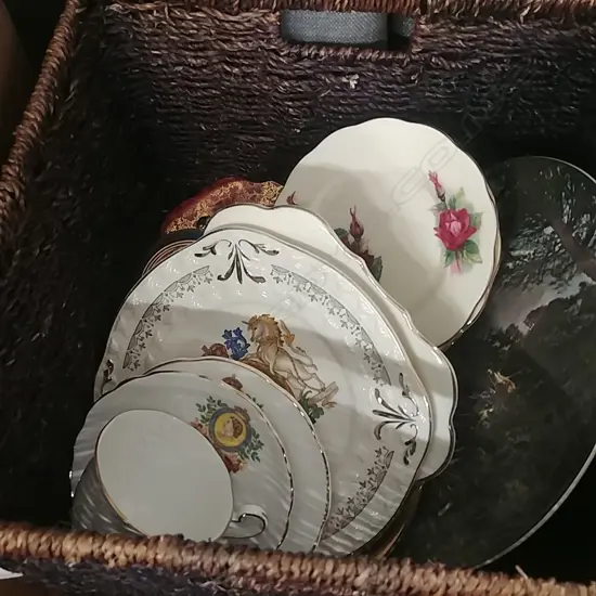 LOT ASS CAKE PLATES/DOULTON/ ROYAL CHINA+MUSIC BOX