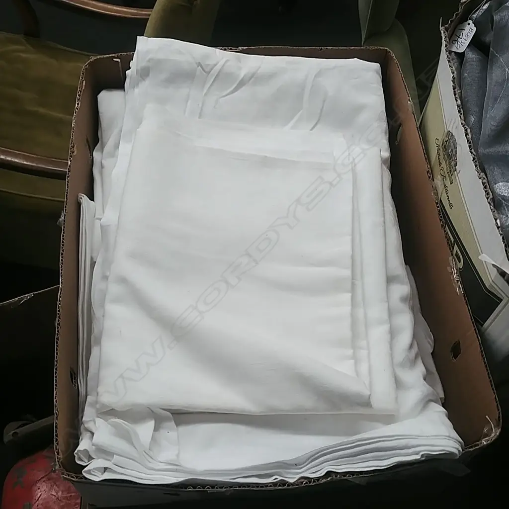 BOX WHITE TABLE CLOTHS Image 1++