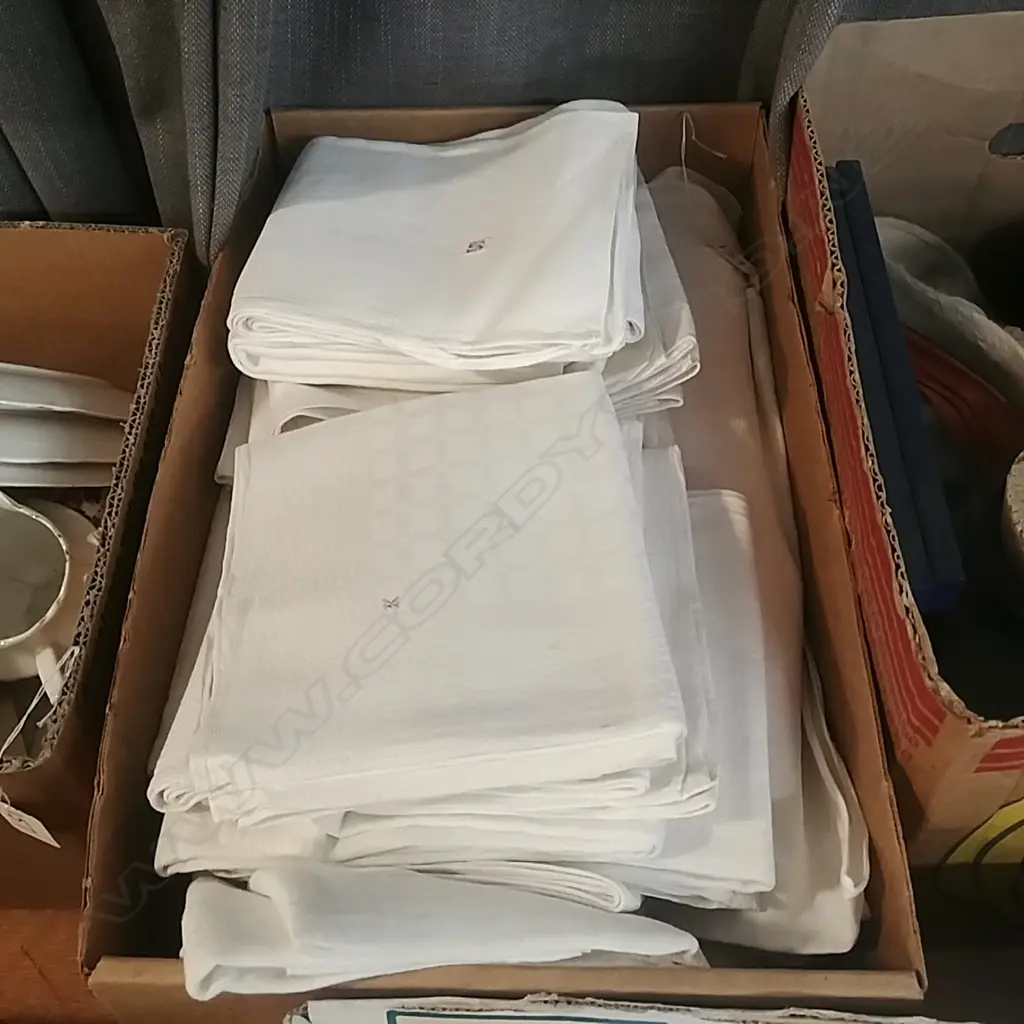 LOT ASST TABLE LINEN Image 1++