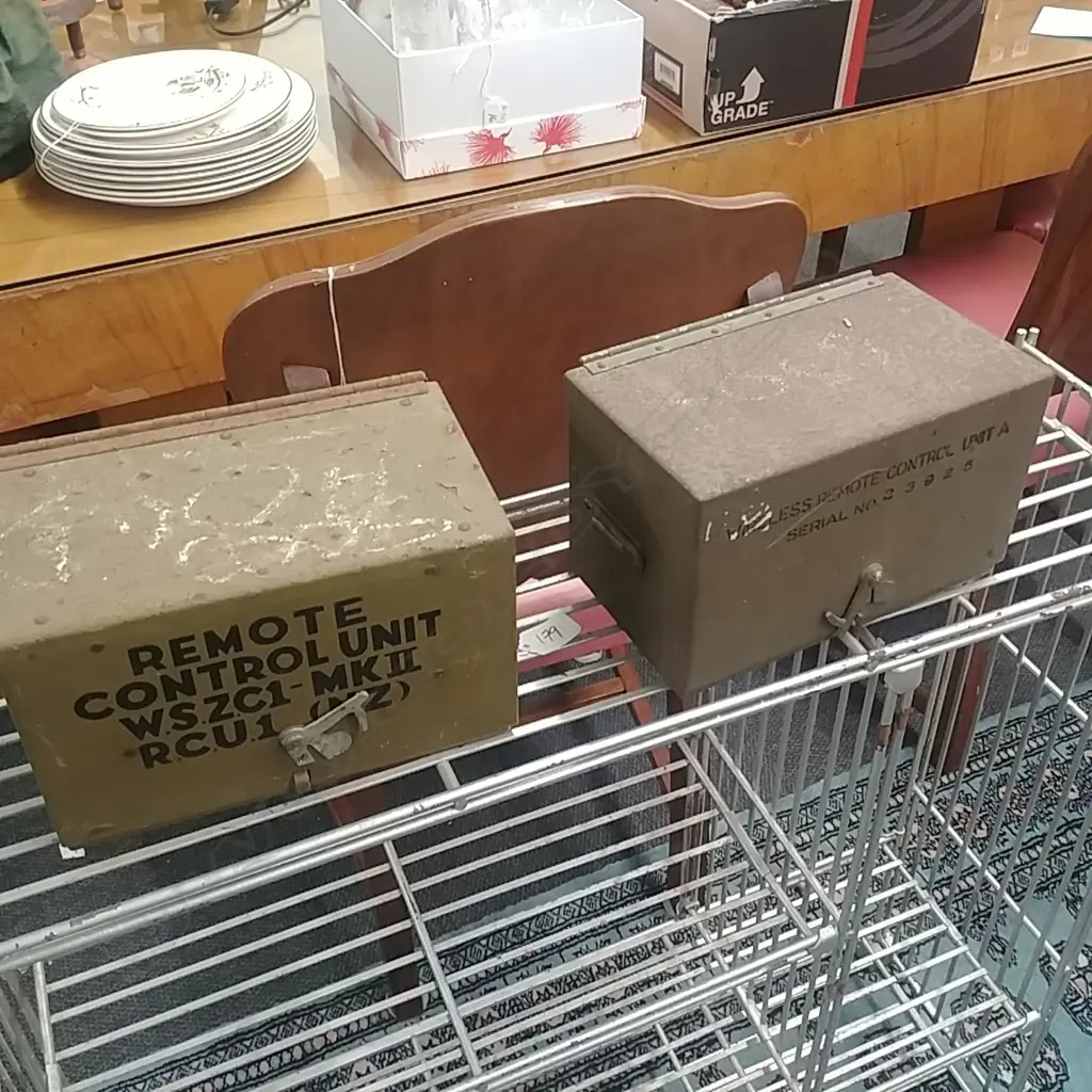 2 WIRELESS REMOTE CONTROL UNITS Image 1++