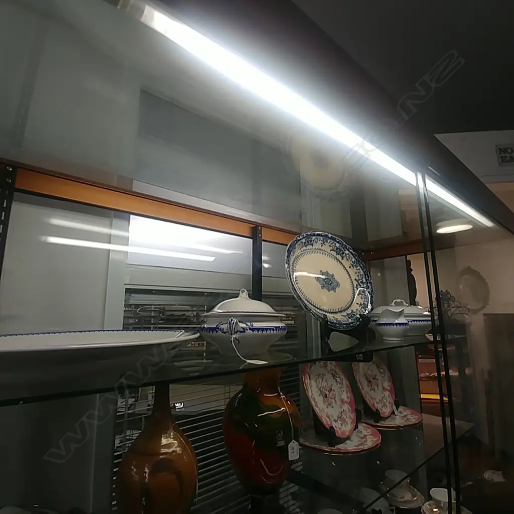 2 B/W ASHETS 2 TURREENS & SAUCE JUG Image 1++