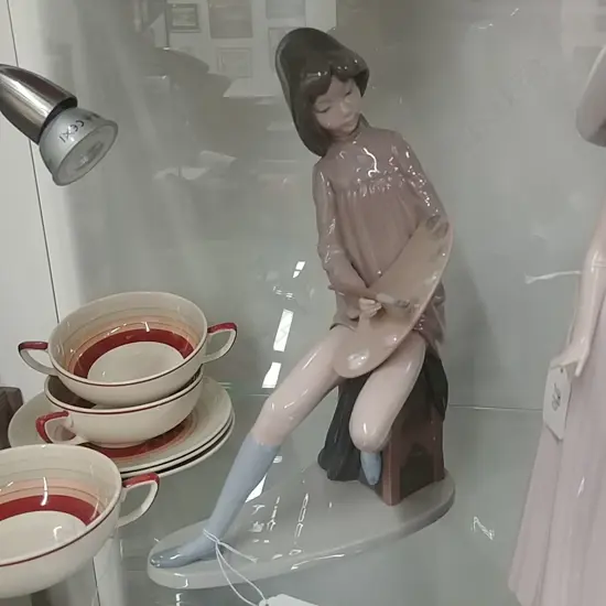 NAO FIGURE OF AN ARTIST WITH EASEL