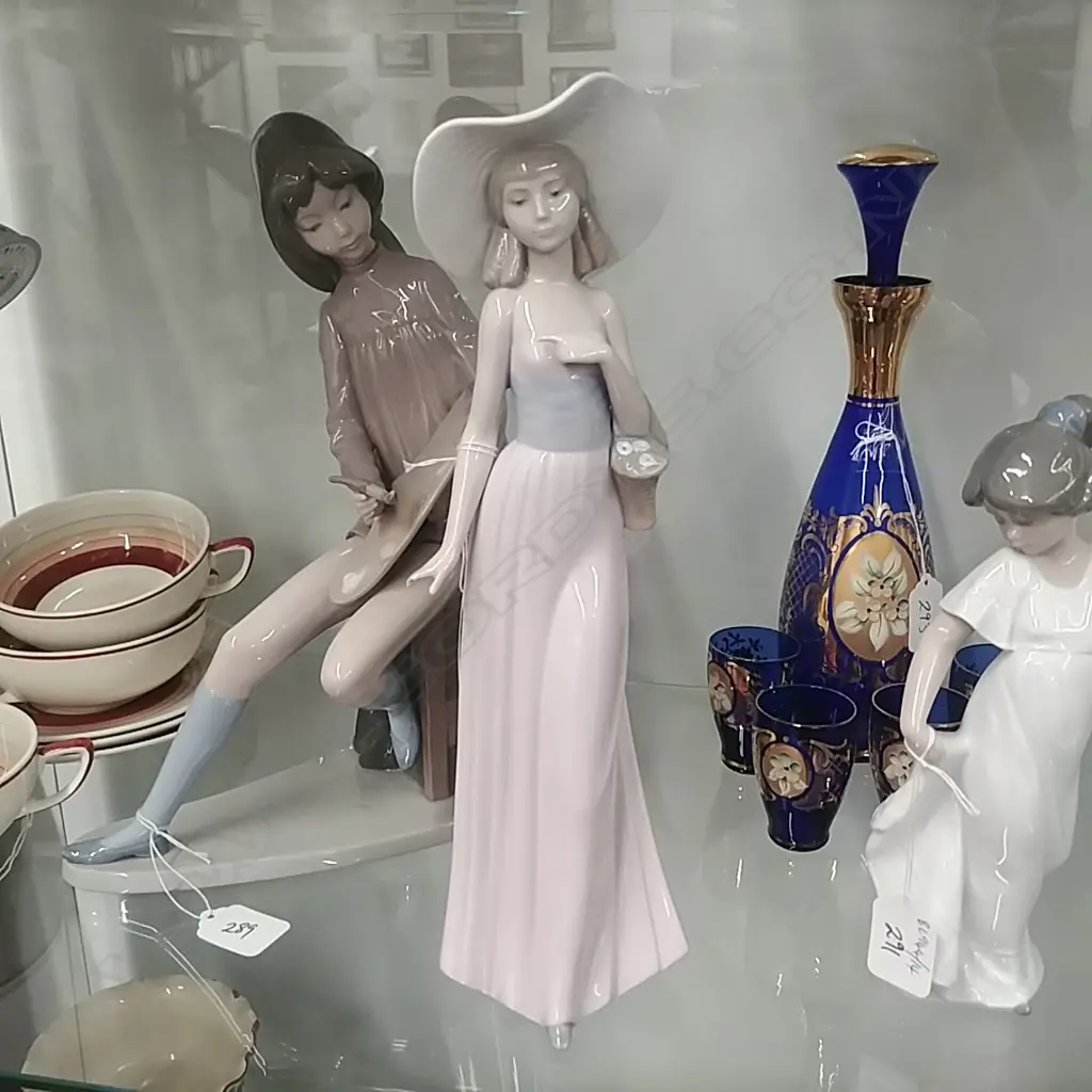 NAO FIGURE OF A YOUNG WOMAN Image 1++