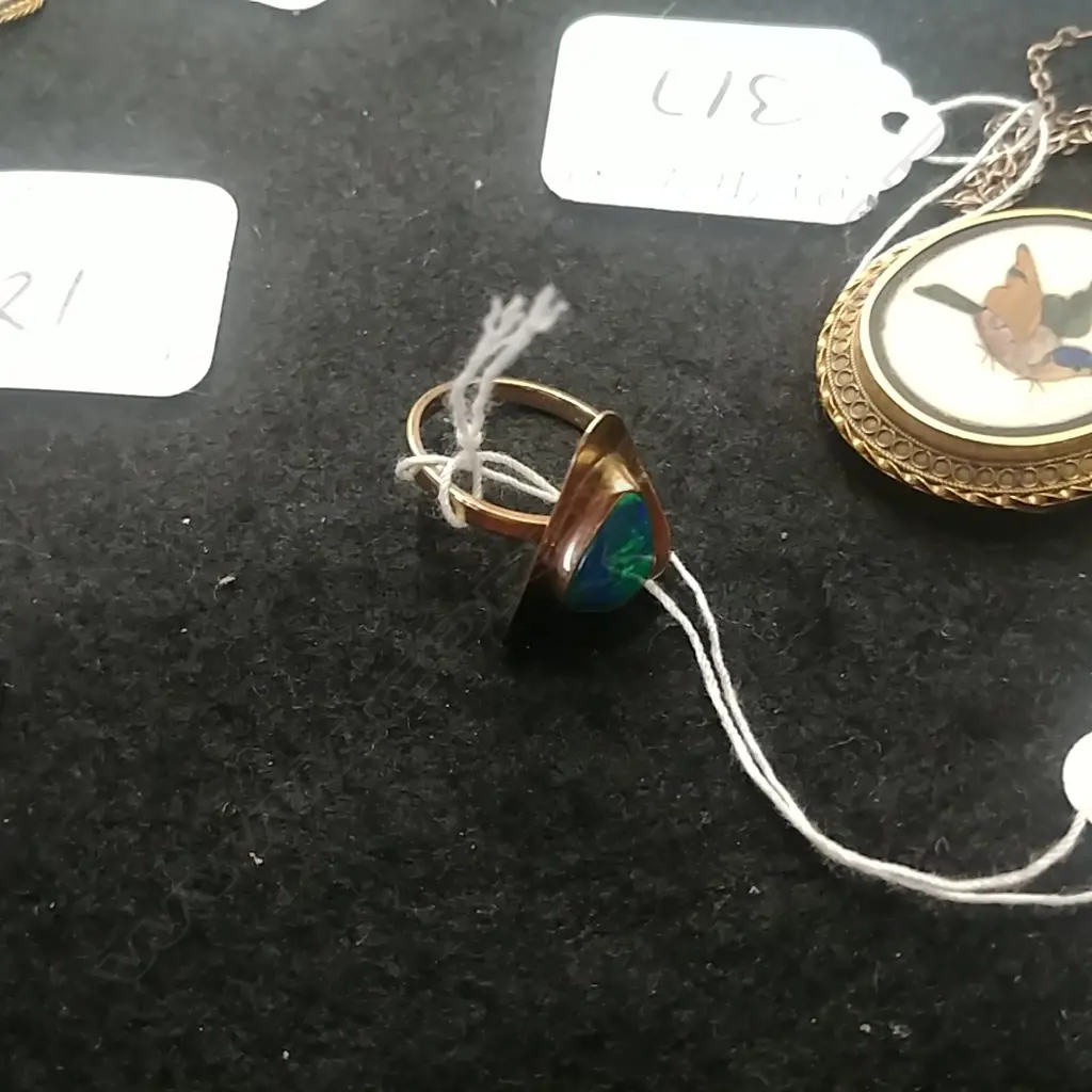 9CT GOLD AND OPAL RING Image 1++