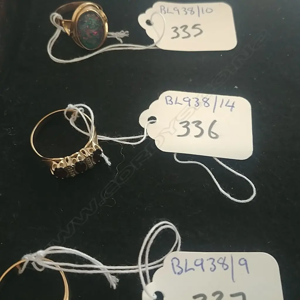 9CT GOLD & GARNET & DIAMOND RING Image 1++