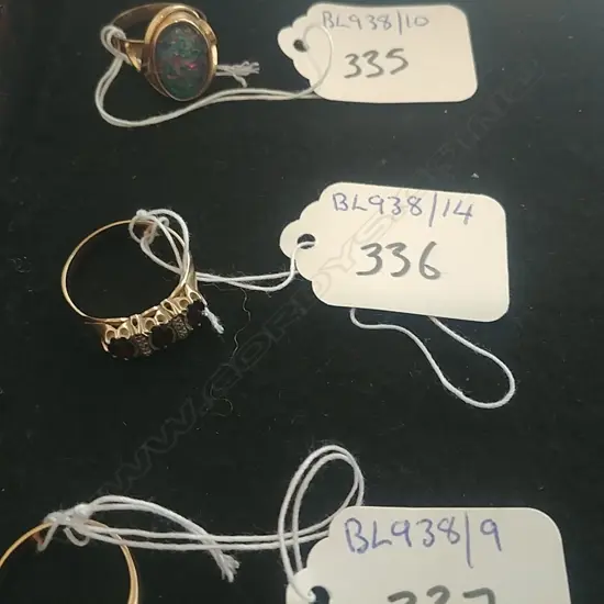 9CT GOLD & GARNET & DIAMOND RING