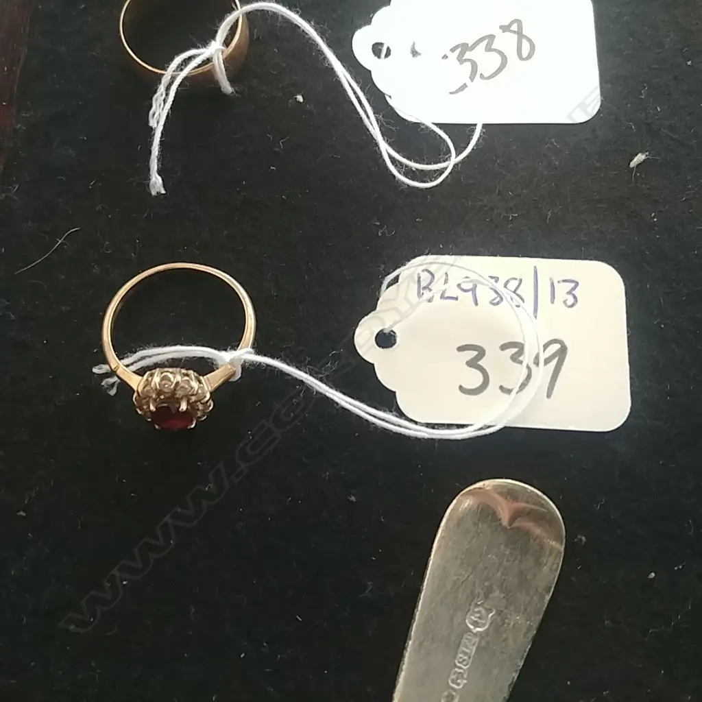 9CT GOLD & GARNET RING DIA? Image 1++