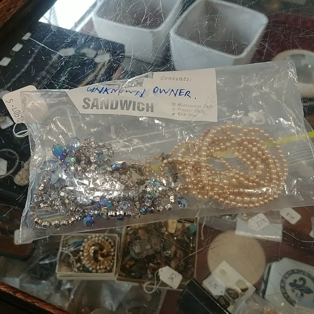 COSTUME PEARLS & COSTUME JEWELLERY (CH) Image 1++