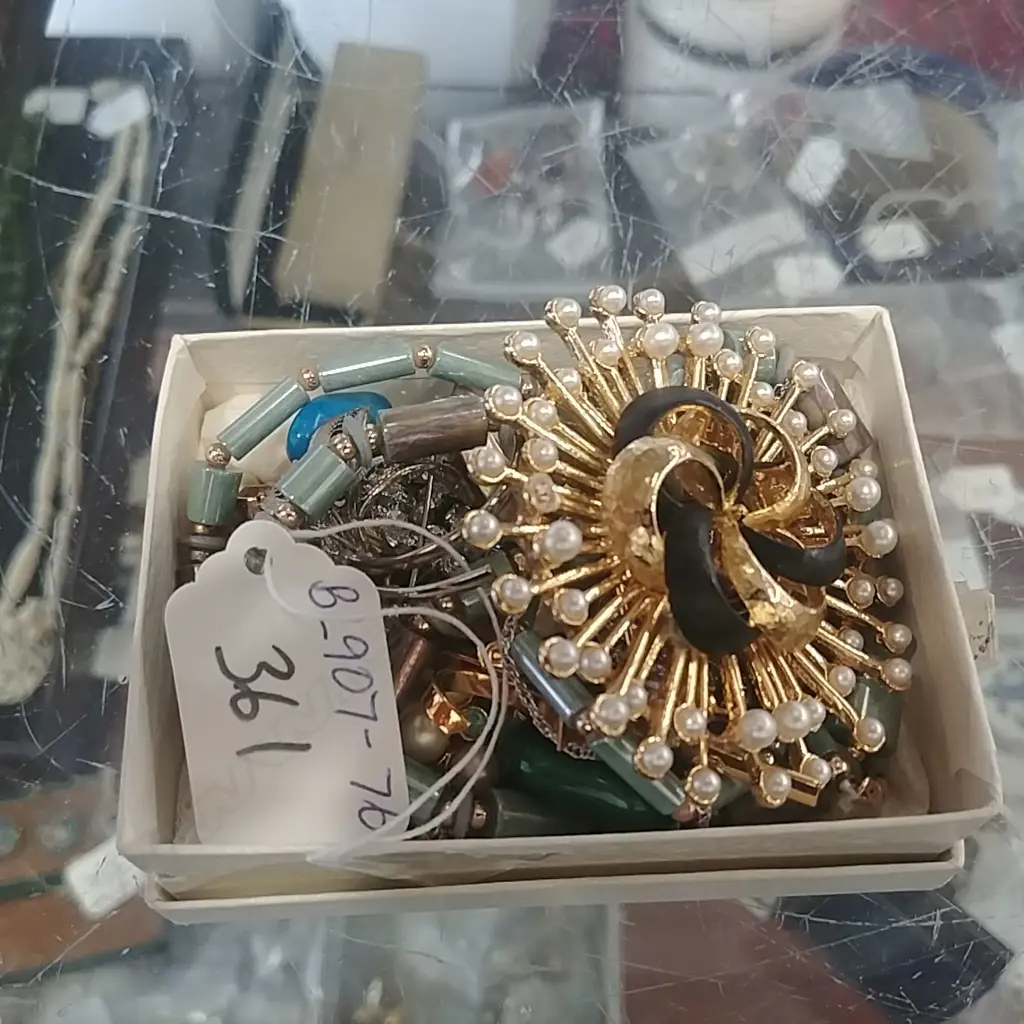 SMALL BOX OF COSTUME JEWELLERY (WS) Image 1++