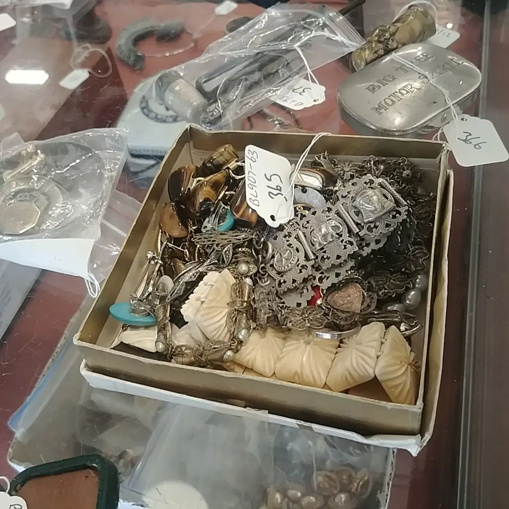 BOX OF COSTUME JEWELLERY (DB) Image 1++