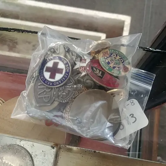 BAG OF ASSORTED BADGES,BUTTONS,TOKENS (RF)