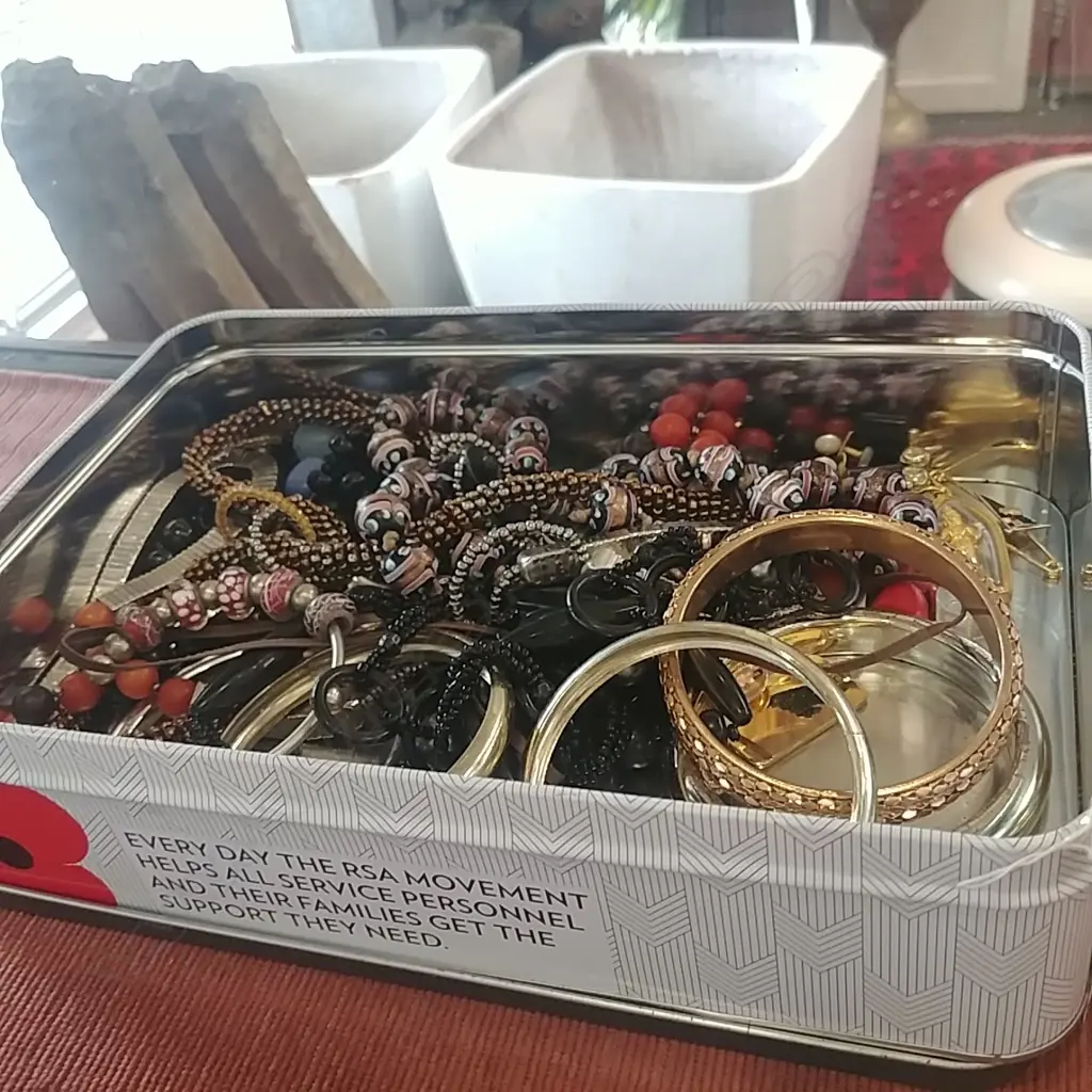 TIN OF COSTUME JEWELLERY Image 1++