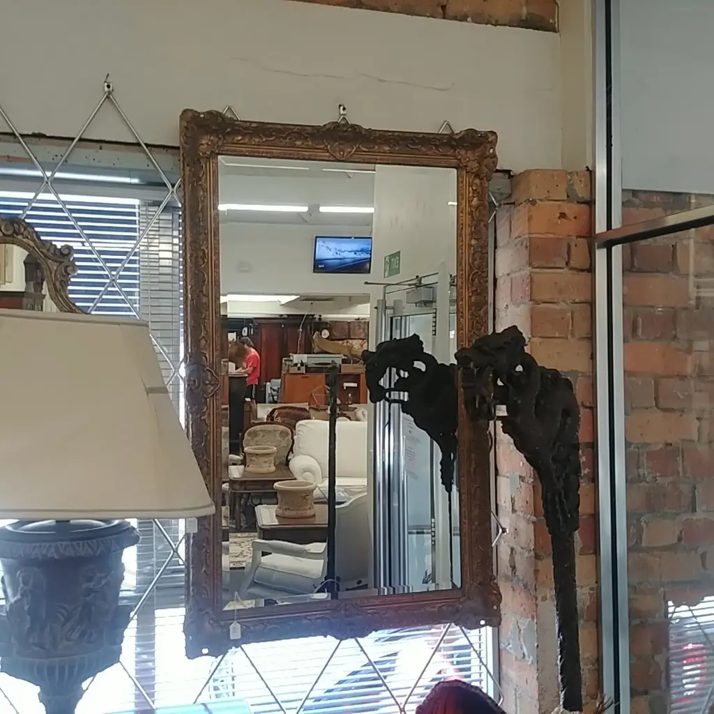 GILT FRAMED BEVELLED MIRROR Image 1++
