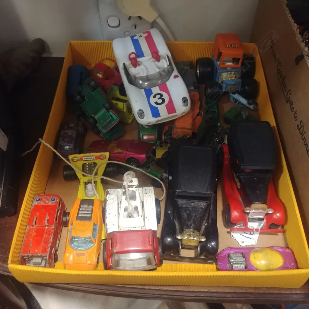 BOX OLD TOY CARS ETC  Image 1++