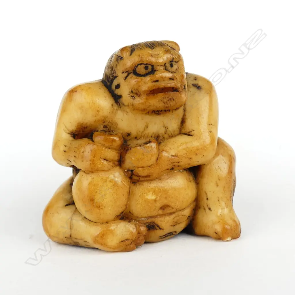 An old Japanese carved bone netsuke Image 1++