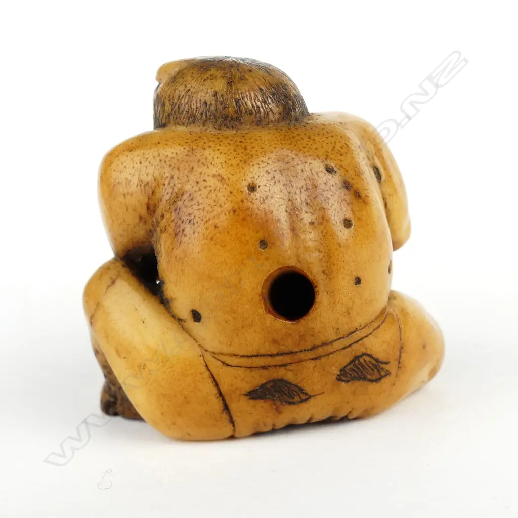 An old Japanese carved bone netsuke Image 1++