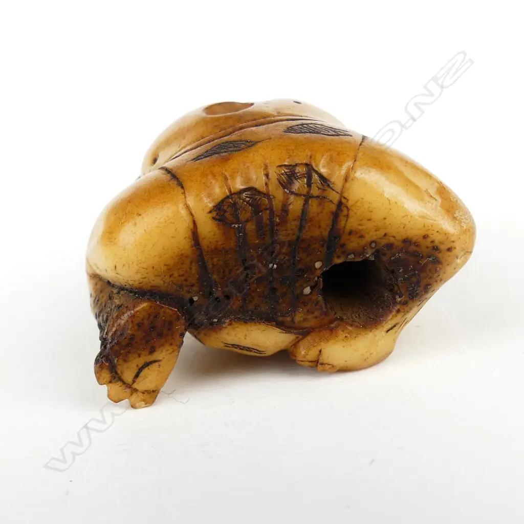 An old Japanese carved bone netsuke Image 1++