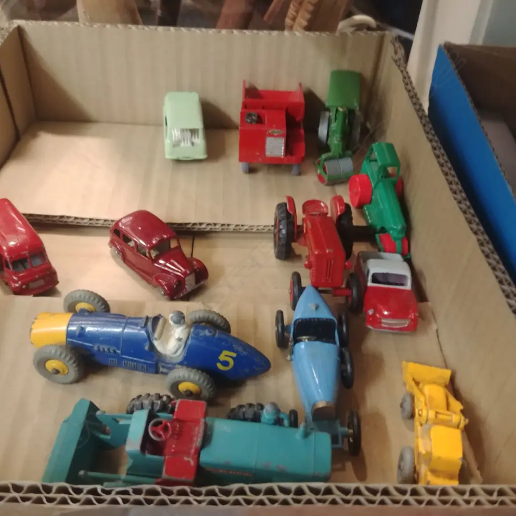 TRAY OF 12 MATCHBOX & DINKY TOYS Image 1++
