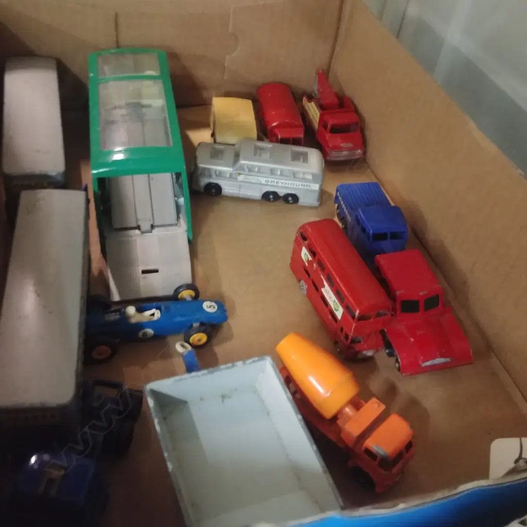 TRAY OF 12 MATCHBOX & DINKY TOYS Image 1++