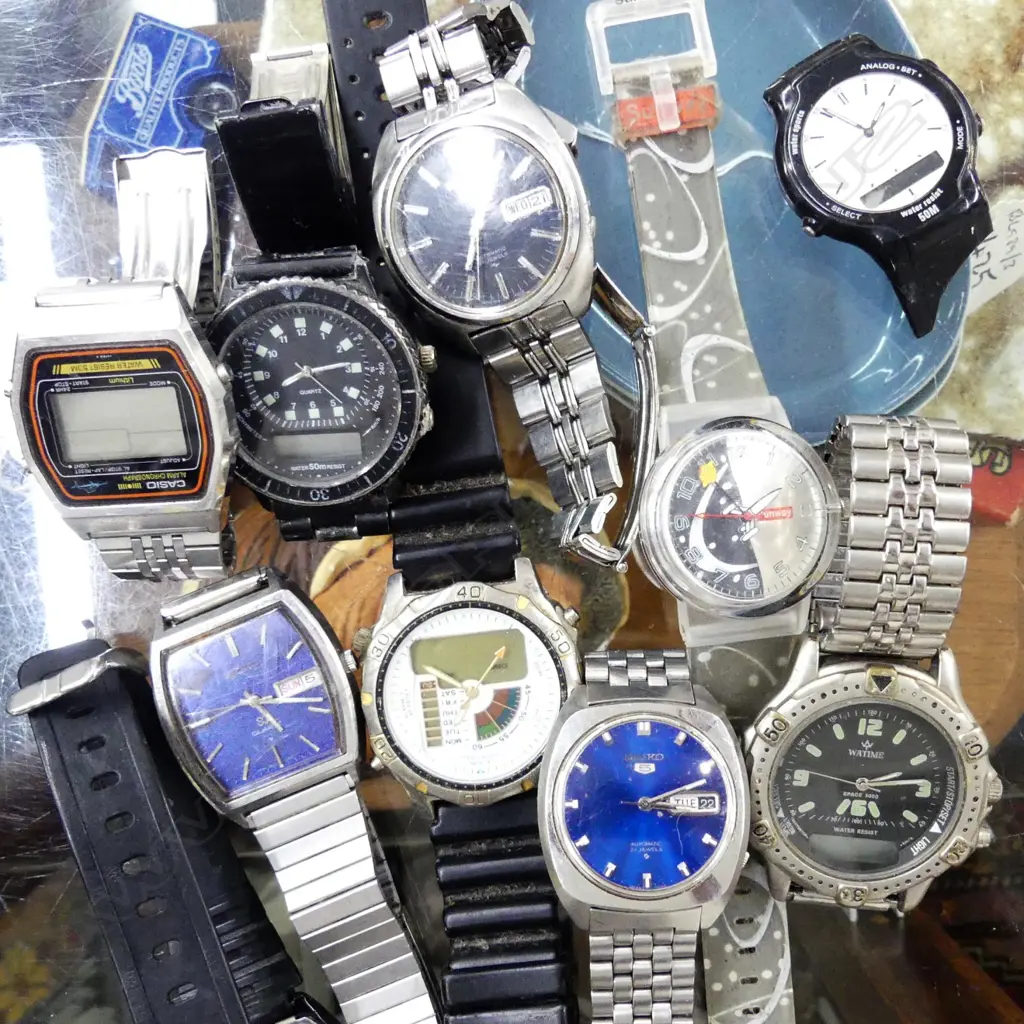BOX OF MENS WATCHES  Image 1++
