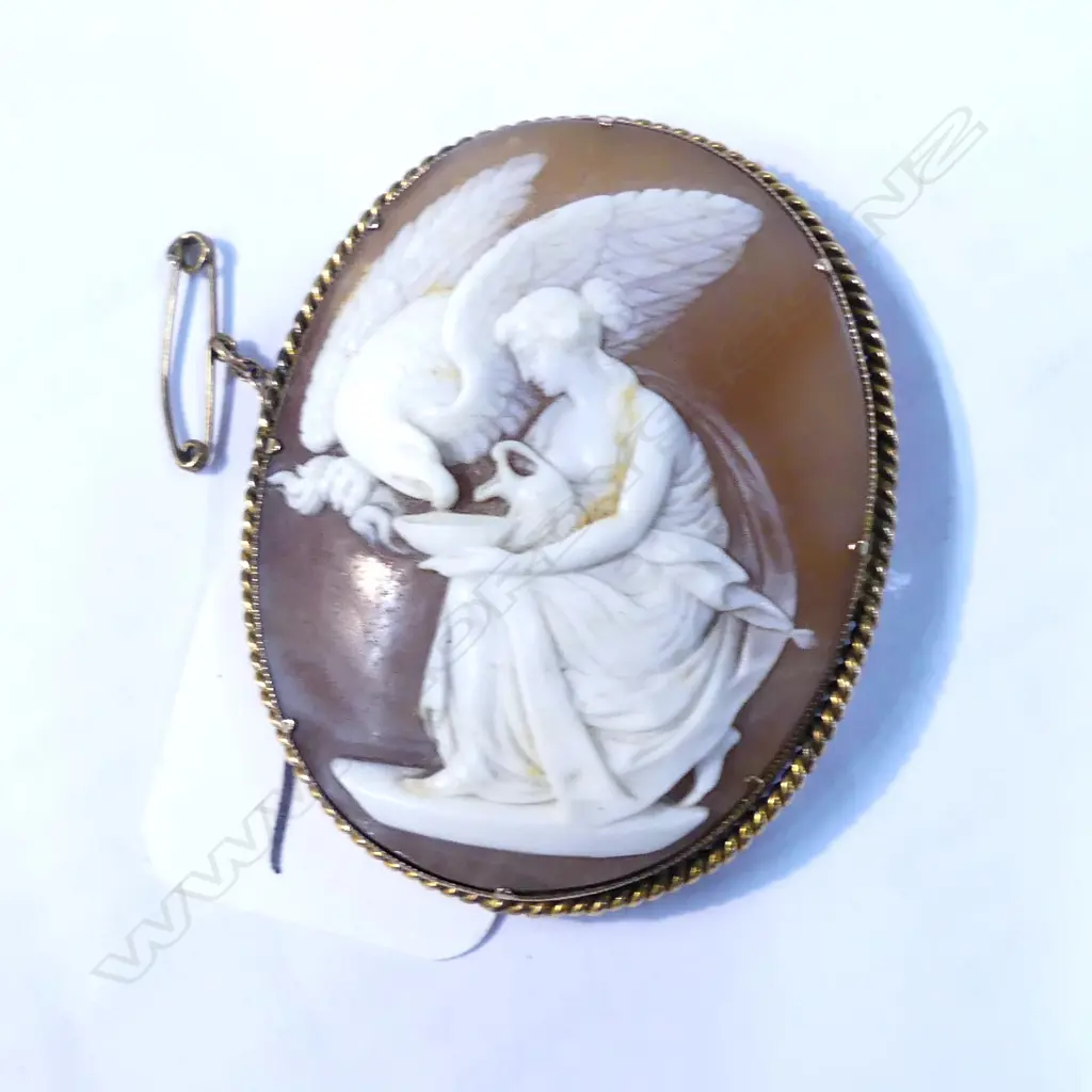 VINTAGE CAMEO WOMAN FEEDING EAGLE Image 1++