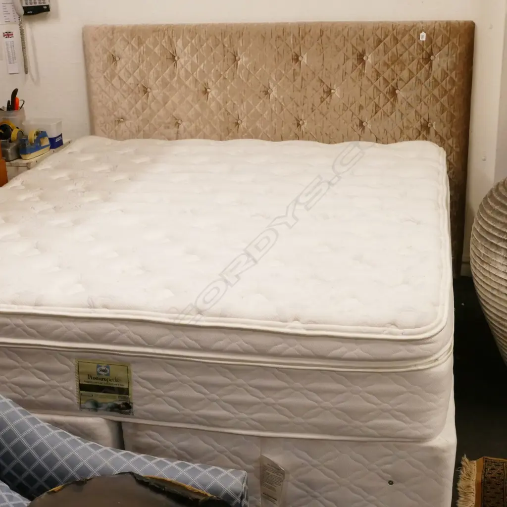 KING SEALY POSTUREPEDIC 'MILAN' BED WITH VELOUR BUTTON HEADBOARD Image 1++
