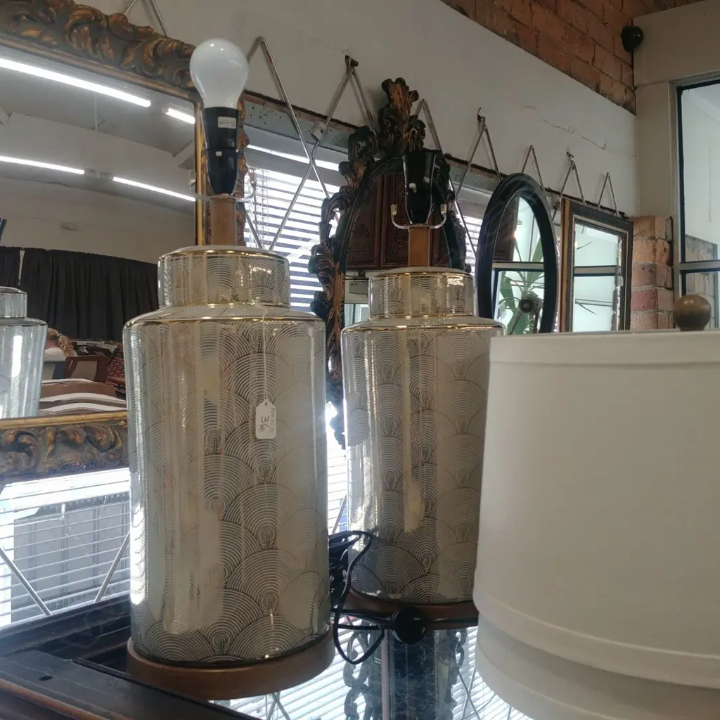 PR CHINA TABLE LAMPS WITH SHADES Image 1++