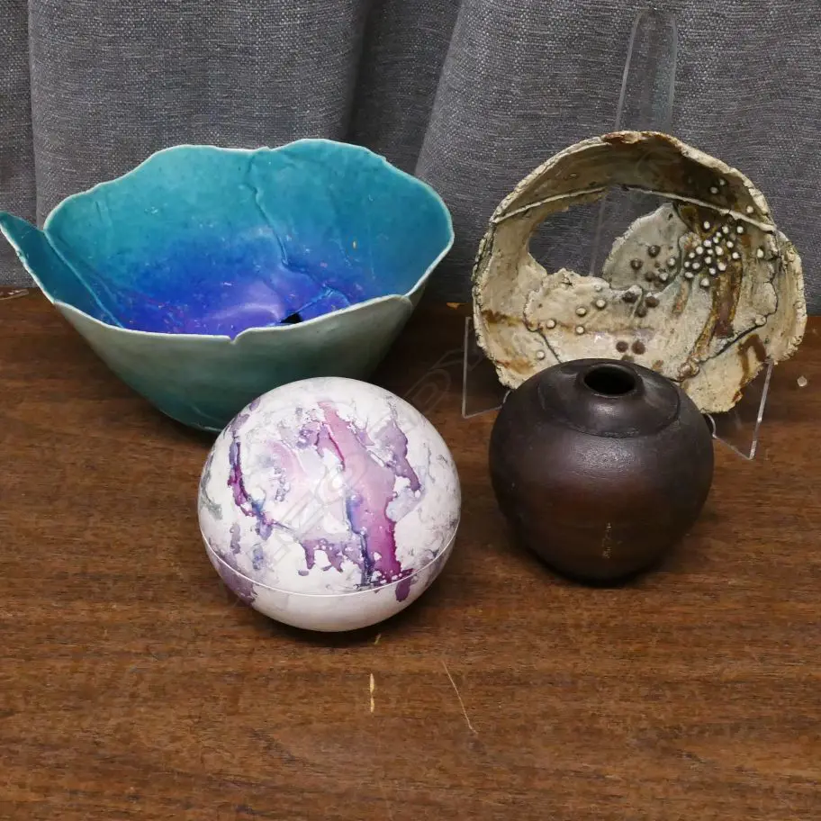 4 PCES NZ STUDIO POTTERY Image 1++