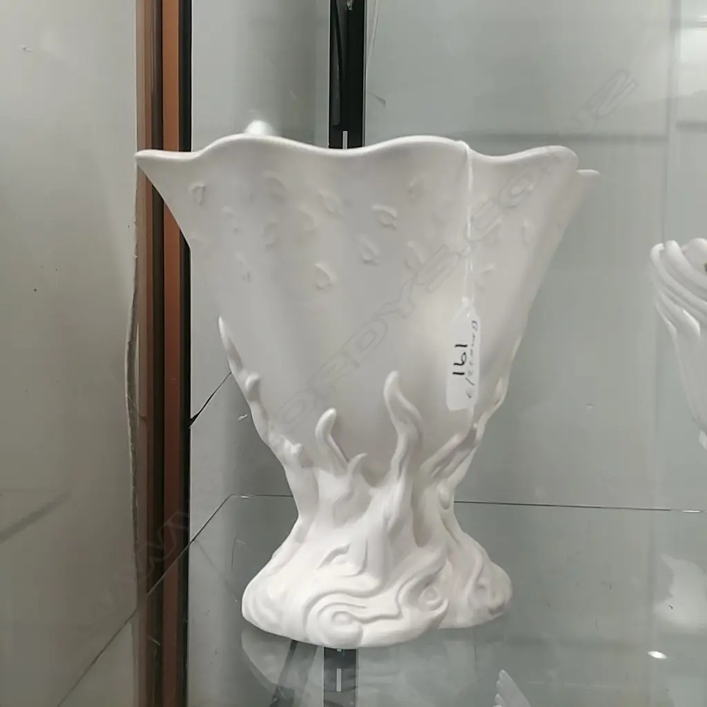 CROWN LYNN VASE Image 1++